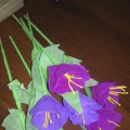 Майстер-клас: виріб з гофрованого паперу «Квіти для матусі»   Можна зробити їх разом з дітьми старшої - підготовчої груп в подарунок мамам, або для прикраси групи