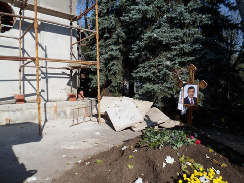 Як розповіли будівельники, могила екс-мера Макіївки буде знаходитися за огорожею каплиці, але зайти в церковне приміщення зможе будь-хто