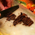 Щоб шоколад розтопився легко і швидко, подрібніть його