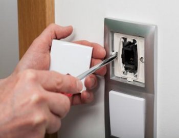 Якщо вам необхідно встановити вимикач в квартирі або приватному будинку, компанія «Чоловік на годину» в Одесі зможе оперативно допомогти вам
