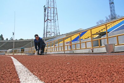 На нових бігових доріжках стадіону «Амур» з'явилися розмітка і тріщини