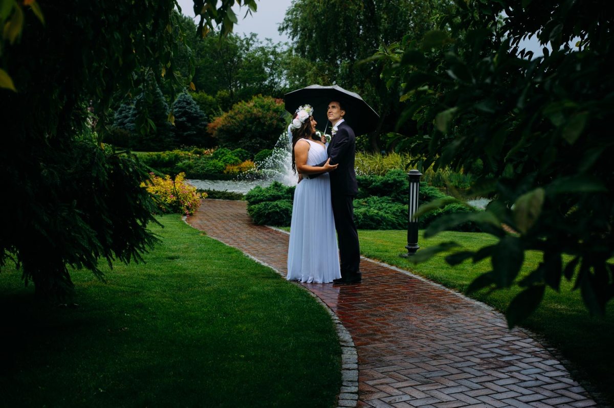 Фотосесія весілля в дощ можлива в тому випадку, якщо дощ йде з перервами, під час яких можна проводити фотосесію
