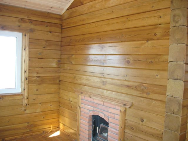 Без належного захисту дерев'яні стіни гниють і вкриваються пліснявою, розсихаються і розтріскуються