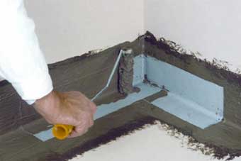 Для захисту підлог від вологи найчастіше застосовується оклеечная і обмазочная гідроізоляції