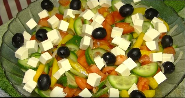 Салат Грецький з бринзою - покроковий рецепт з оливковою заправкою