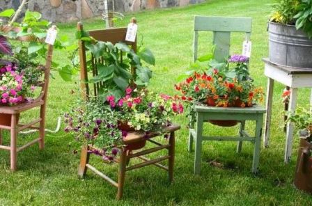 Навіть старі стільці ви зможете використовувати як прикраси свого двору або будинку