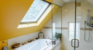 Шторка скляна для ванної: надійна і практична захист від вологи