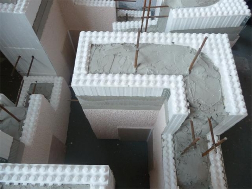 Так є кладочні блоки для несучих стін, що випускаються в декількох розмірах і модифікаціях, окремо можна придбати елементи для опалубки колон, вертикальних або несучих балок перекриттів, перемичок або обв'язувальних поясів