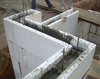 В першу чергу виставляються кути будівлі, для чого необхідно перевірити рівність поверхні фундаменту, для чого використовується такий геодезичний інструмент, як нівелір