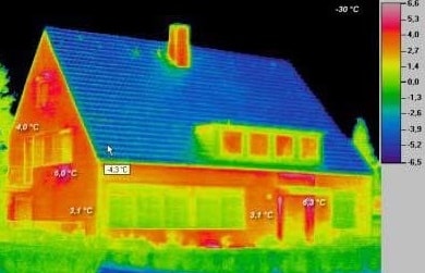 На фотографії з тепловізора видно, яка температура поверхні в яких ділянках, чим яскравіше колір, тим гірше в тій області теплоізоляція